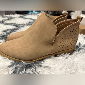 Women’s ankle boots booties